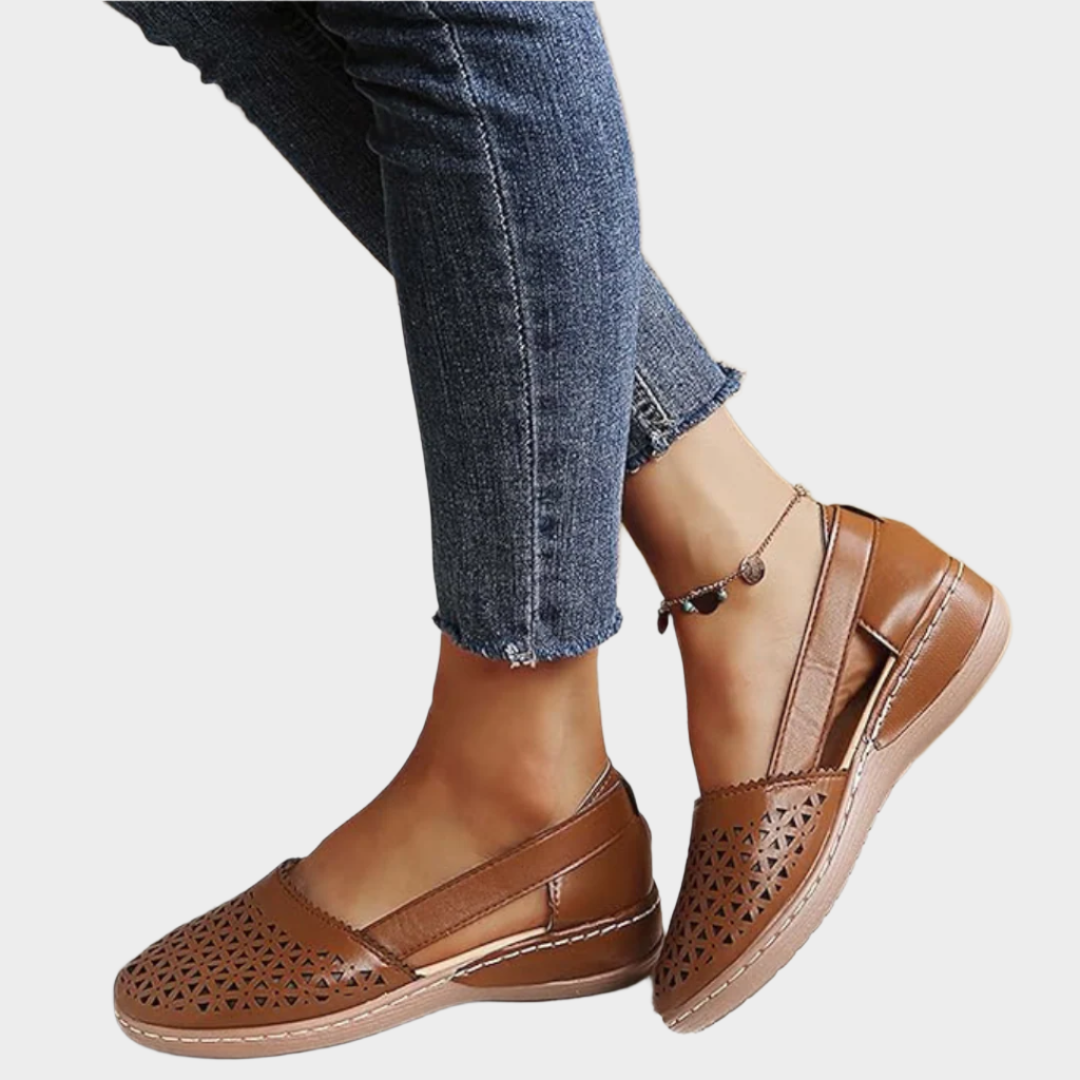 Anatómiai bőr balerina cipők kivágásokkal és szalaggal